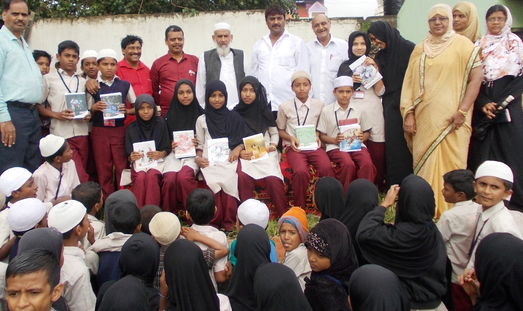 ಇಸ್ಲಾಮಿ-ಬೈತುಲ್-ಮಾಲ್ ಸಂಸ್ಥೆಯಿಂದ ವಿದ್ಯಾರ್ಥಿಗಳಿಗೆ ನೋಟ್‌ಬುಕ್ ವಿತರಣೆ